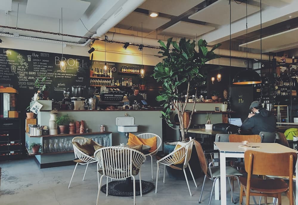 A warm morning at the café